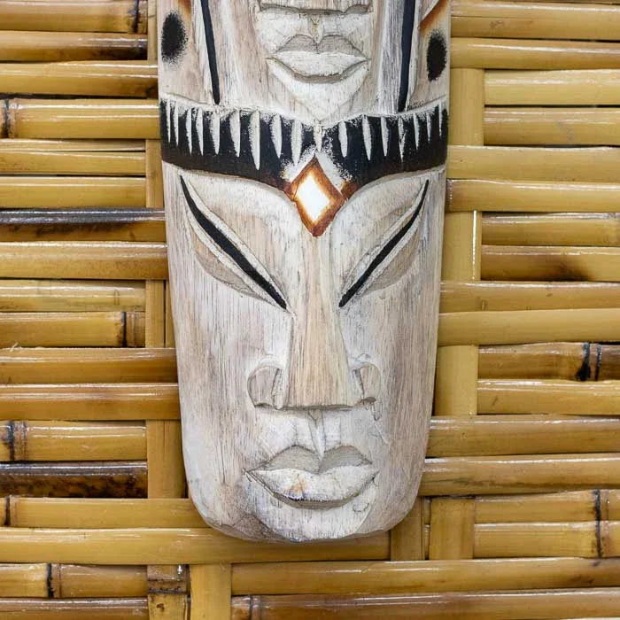 Máscara Tribal Faces artesanal entalhada à mão em madeira de Bali.