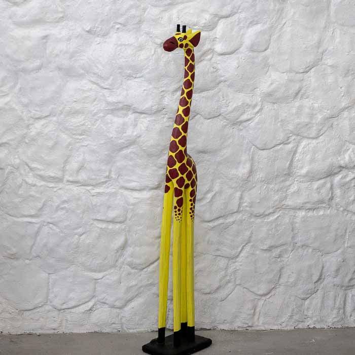 Escultura girafa artesanal em madeira de Bali feita à mão com base.