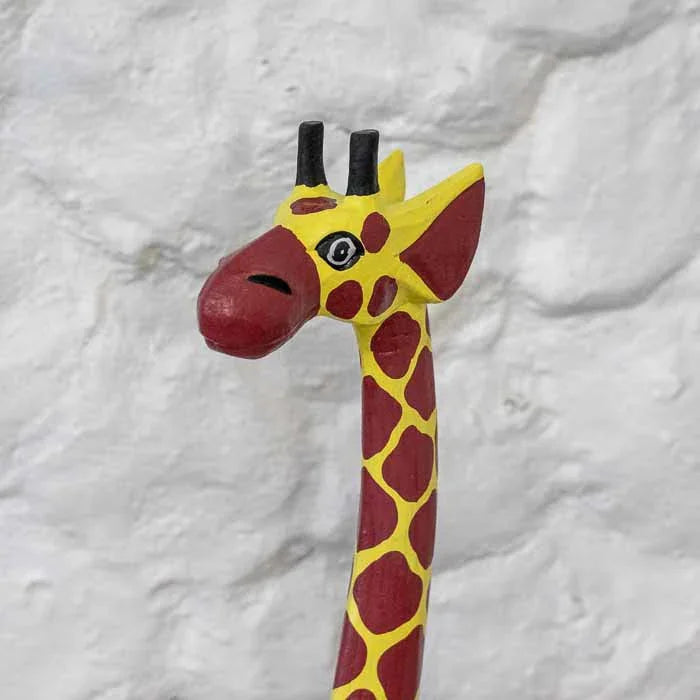 Girafa em pé entalhada em madeira natural, arte balinesa autêntica.