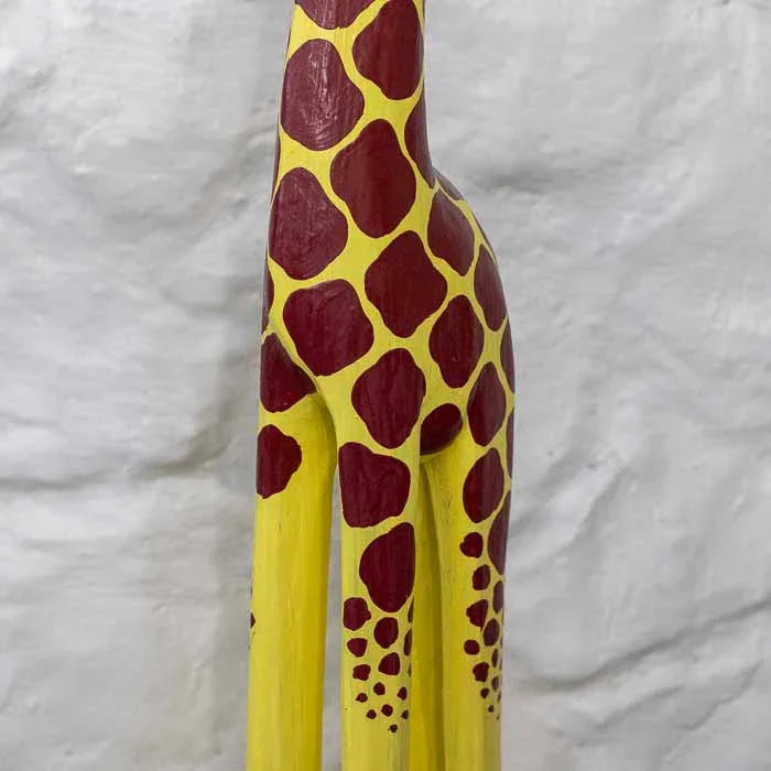 Girafa em pé entalhada em madeira natural, arte balinesa autêntica.