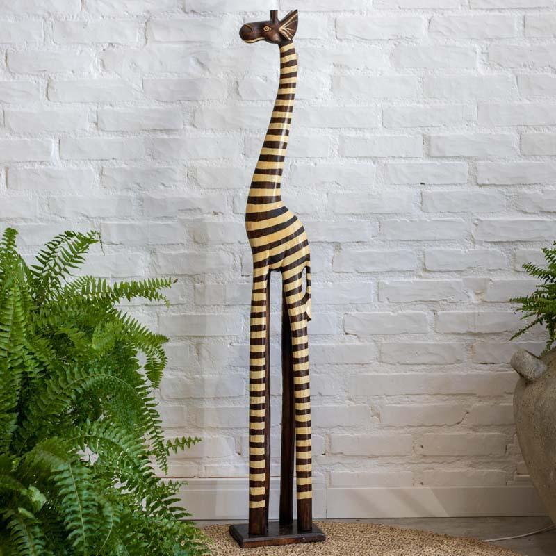 girafa giraffe madeira wood escultura esculpida entalhada entalhe handmade artesão artesanato arte art bali balinês balinesa indonésia