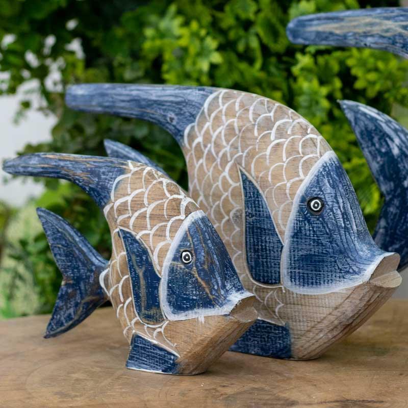 Conjunto decorativo de três peixes entalhados artesanalmente em madeira.