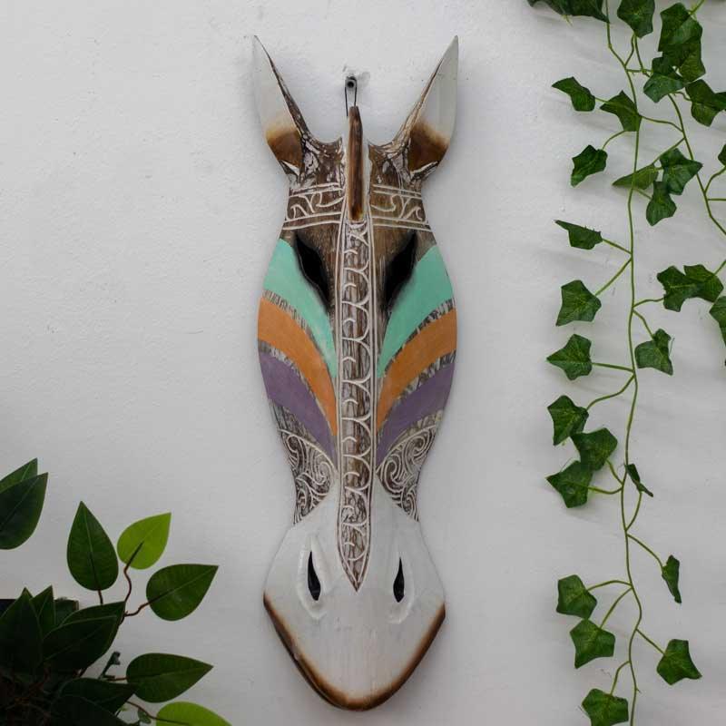 Escultura de parede máscara zebra de Bali com linhas tribais decorativas.