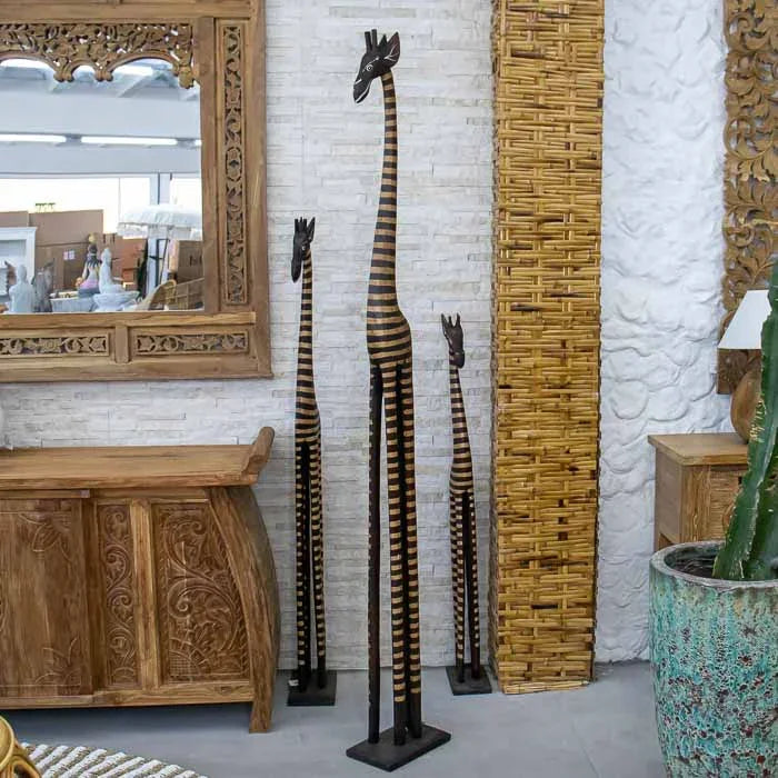 Peça decorativa de girafa alta em madeira — arte étnica e cultural.