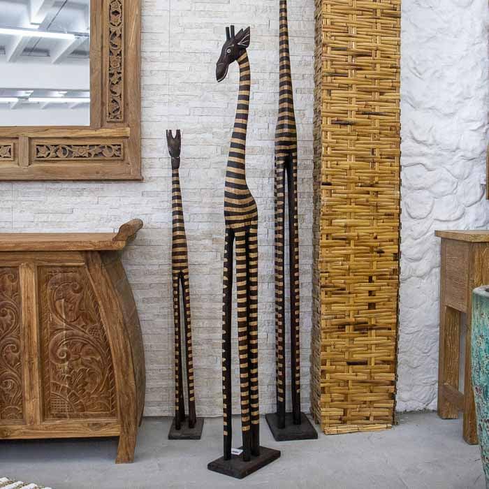 Escultura de girafa com base de apoio feita à mão em madeira balinesa.