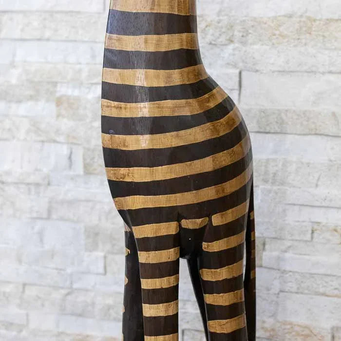 Escultura animal em pé com base em madeira entalhada por artesãos de Bali.