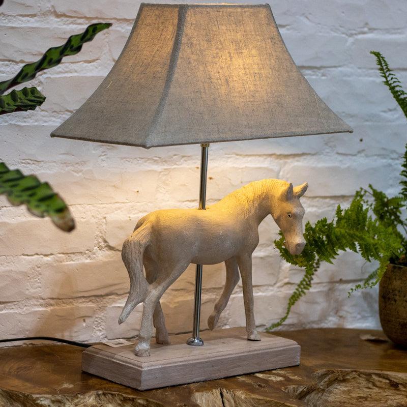 Abajur Cavalo em Madeira | Bali - Arte & Sintonia 2023, abajur, abajures, Bali - PI, bali23, Indonésia / Bali, luminaria, luminarias, Madeira, Madeira Suar