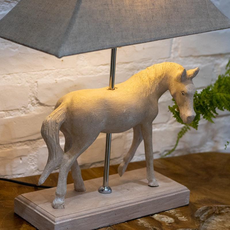 Abajur Cavalo em Madeira | Bali - Arte & Sintonia 2023, abajur, abajures, Bali - PI, bali23, Indonésia / Bali, luminaria, luminarias, Madeira, Madeira Suar