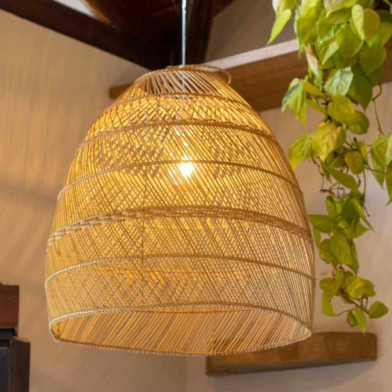 Luminária pêndulo Sukawati em rattan artesanal feita em Bali.