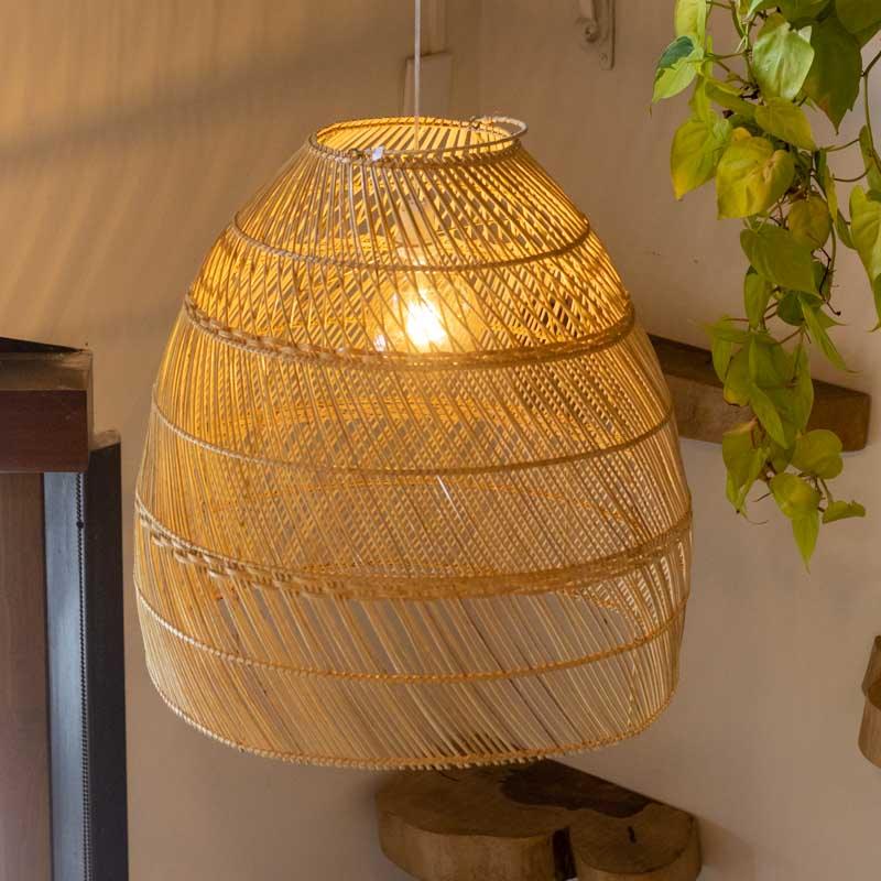 Iluminação suspensa em rattan natural Sukawati de Bali.