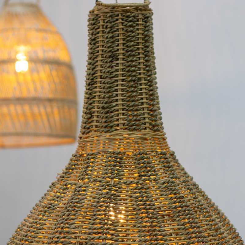 Luminária pendente artesanal feita de fibra natural Seagrass trançada à mão, com formato de sino alongado e iluminação suave embutida.