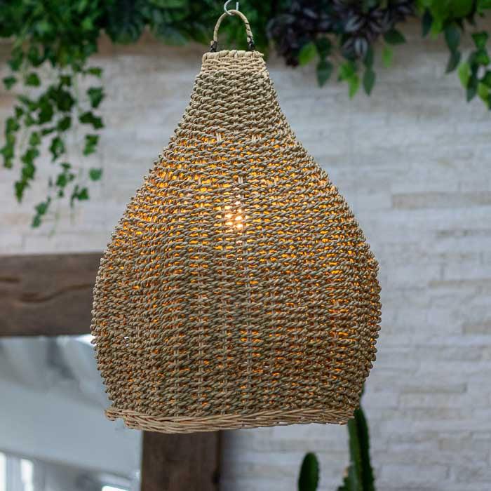Luminária de pêndulo artesanal feita em Bali com fibra natural entrançada.