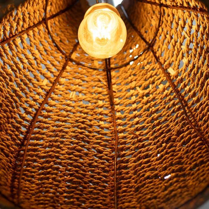 Iluminação suspensa com design boho e estrutura leve em fibra vegetal.