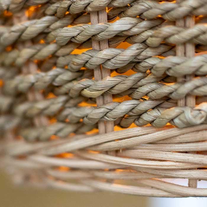 Luminária de teto feita à mão na Indonésia com acabamento orgânico.