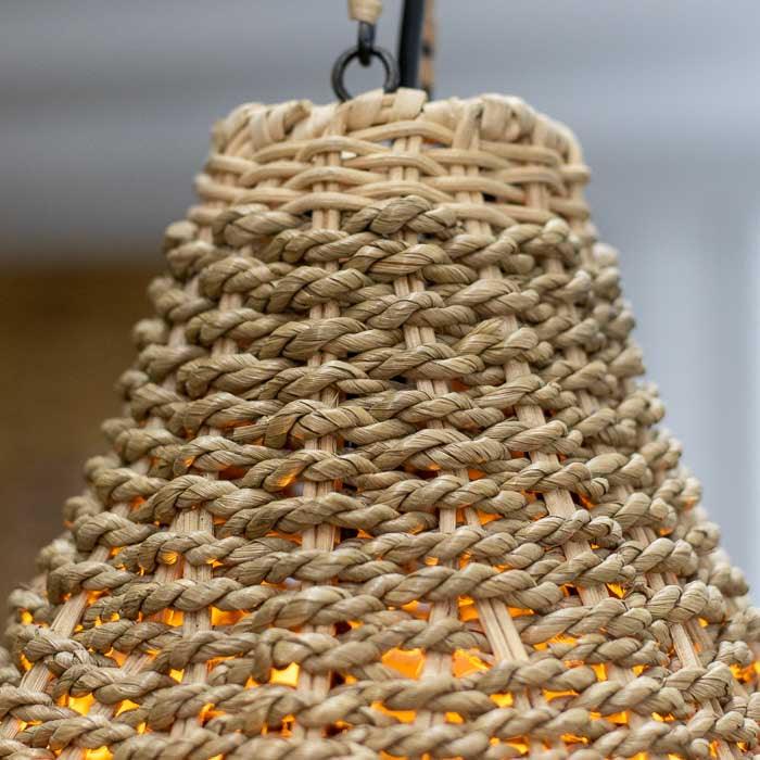 Objeto decorativo de iluminação com trançado natural balinês.