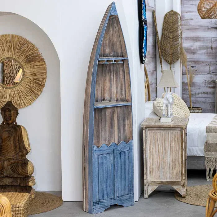 Móvel em formato de barco produzido em Bali, com pátina verde e acabamento rústico ideal para decorar varandas e espaços gourmet.