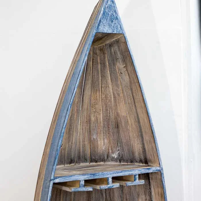 Adega artesanal em madeira de Bali com design náutico, prateleiras internas e pintura patinada em tons suaves de azul e verde.