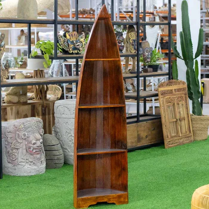 Móvel decorativo vertical com design náutico e acabamento envernizado