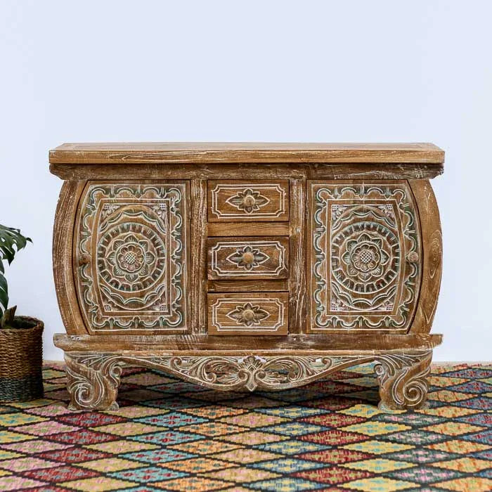 Aparador de madeira de demolição com entalhes florais balineses e gavetas centrais.