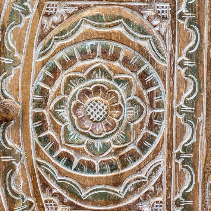 Móvel rústico artesanal de Bali, com acabamento envelhecido e painéis laterais entalhados em mandala.