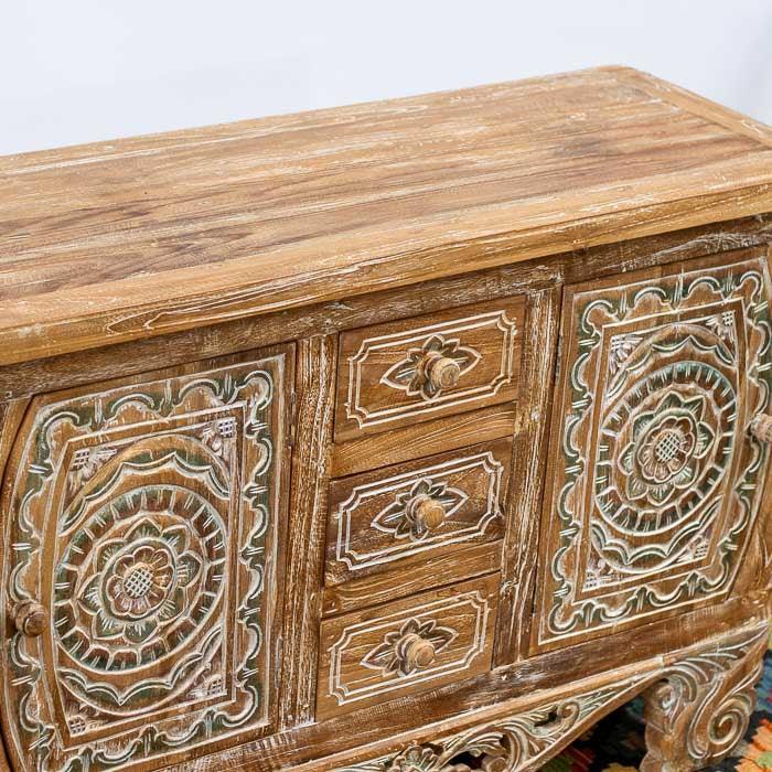 Aparador em madeira de demolição, peça única de Bali com rica textura e design esculpido à mão.