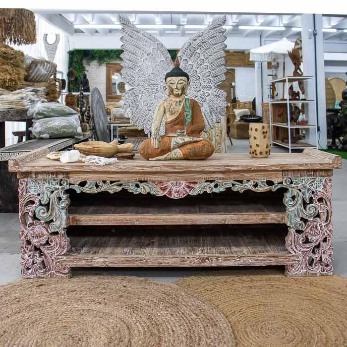 Móvel de madeira entalhada com pátina, peça artesanal balinesa.