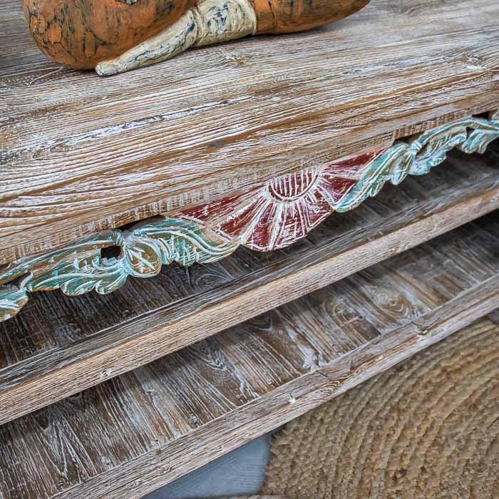 Aparador rústico artesanal em madeira maciça com entalhes florais.