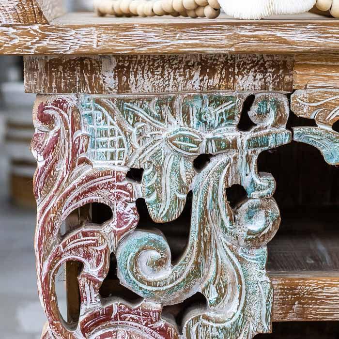 Móvel cultural de Bali: aparador entalhado em madeira artesanal.