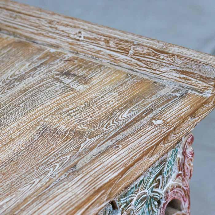 Aparador de madeira entalhada boho para decoração exclusiva.