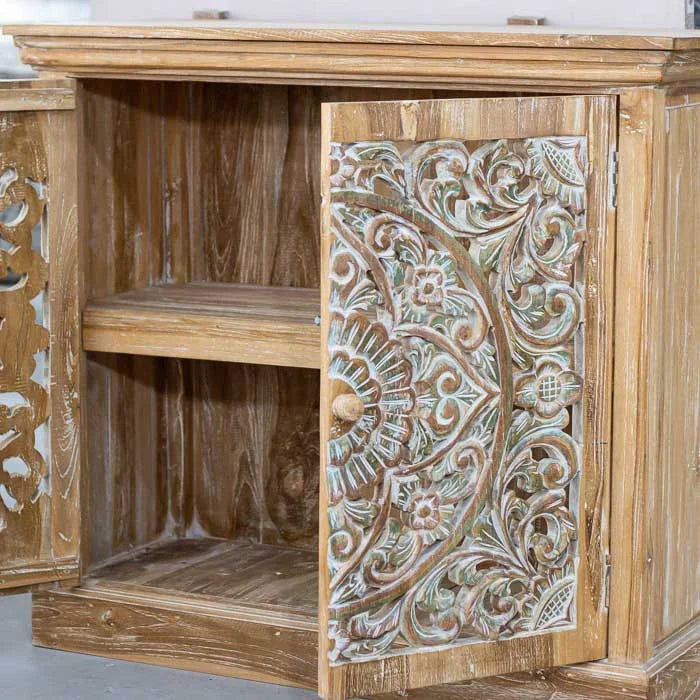 Peça de mobiliário artesanal com pátina branca e verde e entalhes florais detalhados, ideal para compor decorações boho e ambientes com toque espiritual.
