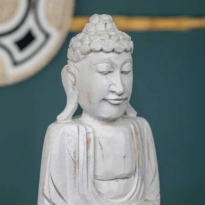 Buda esculpido com detalhes delicados e acabamento artesanal balinês