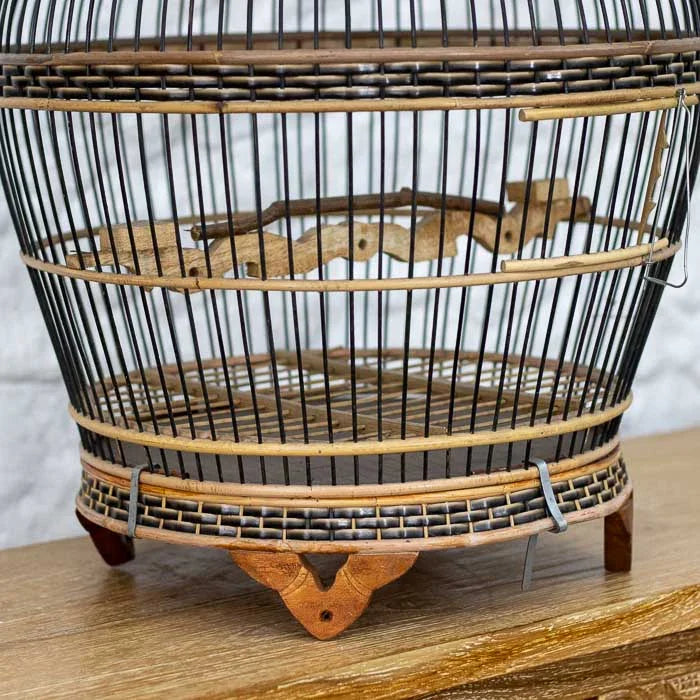 Item de decoração exclusivo, gaiola balinesa com base e detalhes em madeira escura.