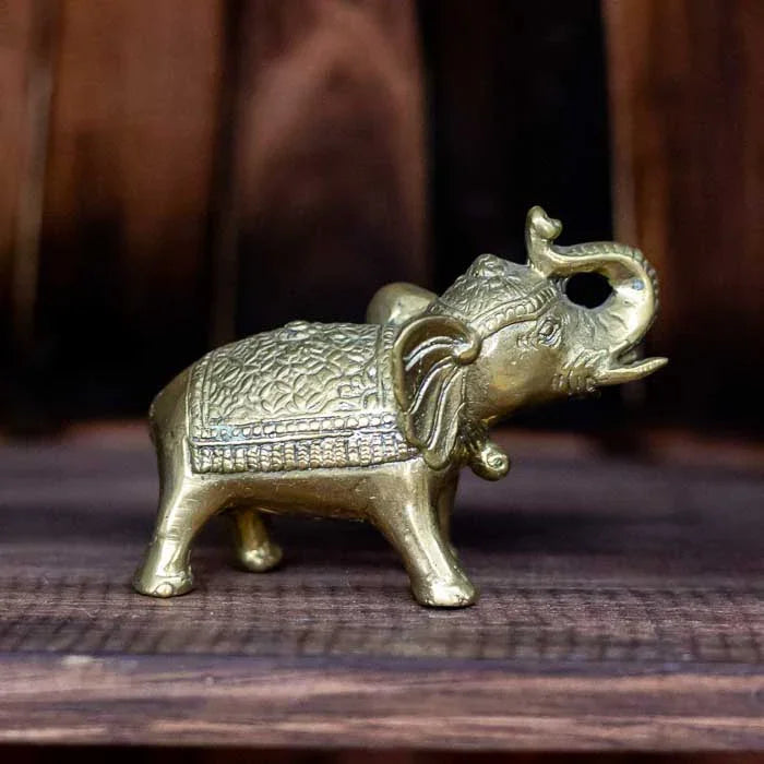 Escultura espiritual de elefante em bronze com acabamento dourado.