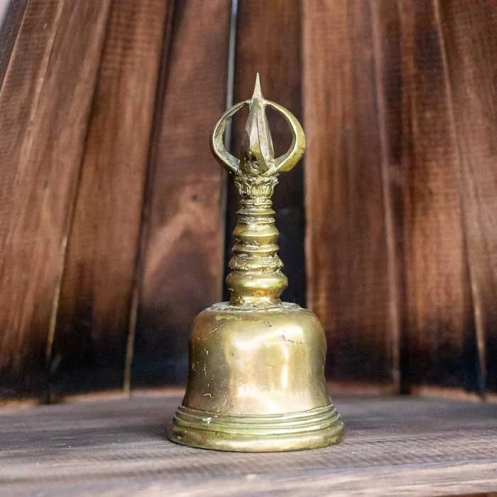 Sino dourado oriental artesanal em bronze feito à mão em Bali.