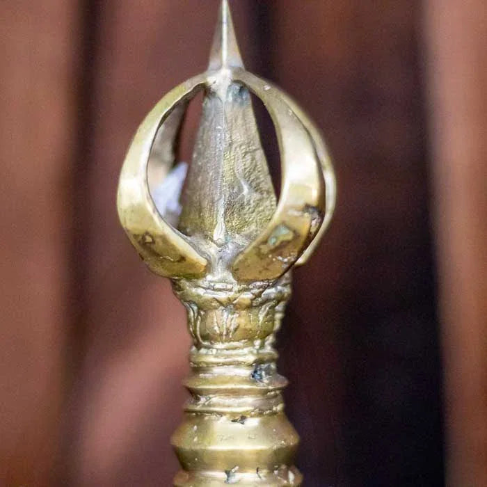 Sino espiritual de bronze dourado usado em meditações e rituais.