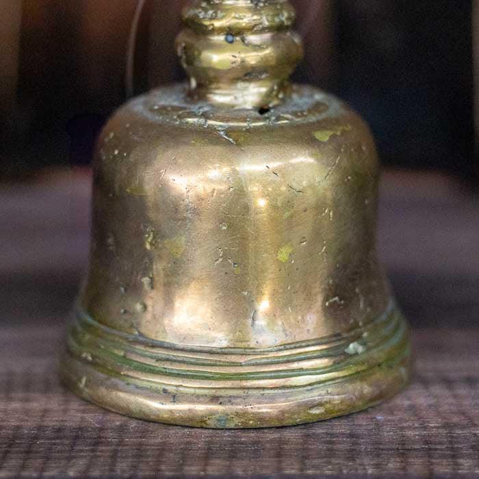 Arte balinesa — sino oriental em bronze com acabamento polido.