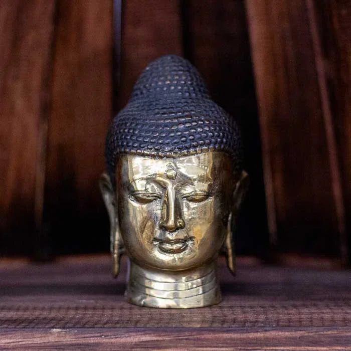 Escultura Buddha Head dourada artesanal em bronze feita à mão em Bali.