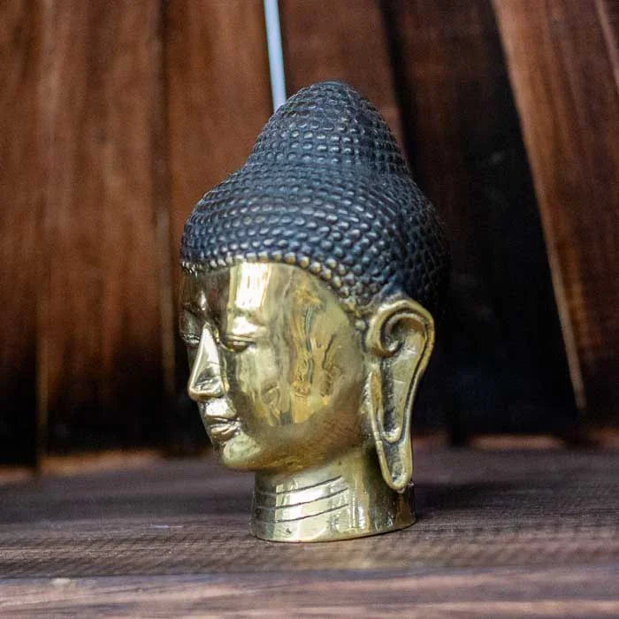 Arte espiritual balinesa — escultura de Buda dourado artesanal.