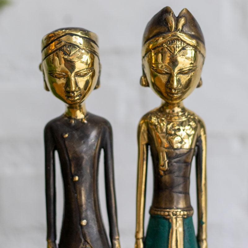 Par de esculturas Loro Blonyo em bronze artesanal de Bali, com detalhes em dourado e vestimentas em pátina turquesa.