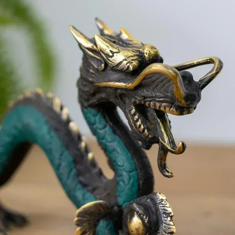Detalhe da face imponente e escamas entalhadas em escultura artesanal de dragão de Bali.