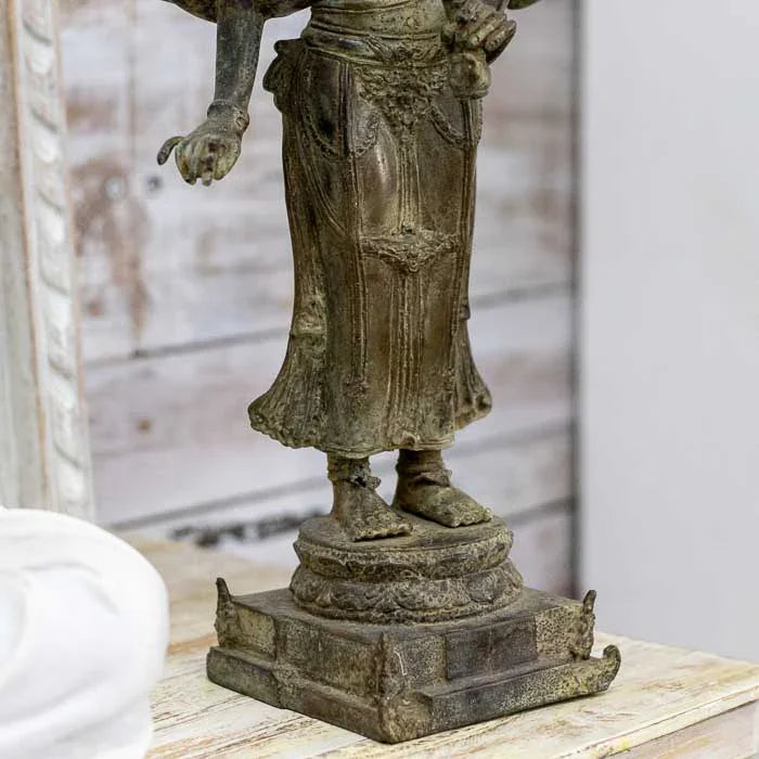 Escultura artesanal balinesa de Shiva com aparência ancestral e simbólica.