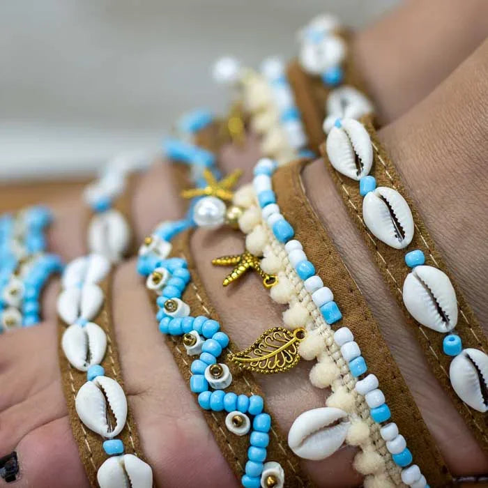 Calçado com acabamento étnico e detalhes naturais da Indonésia.