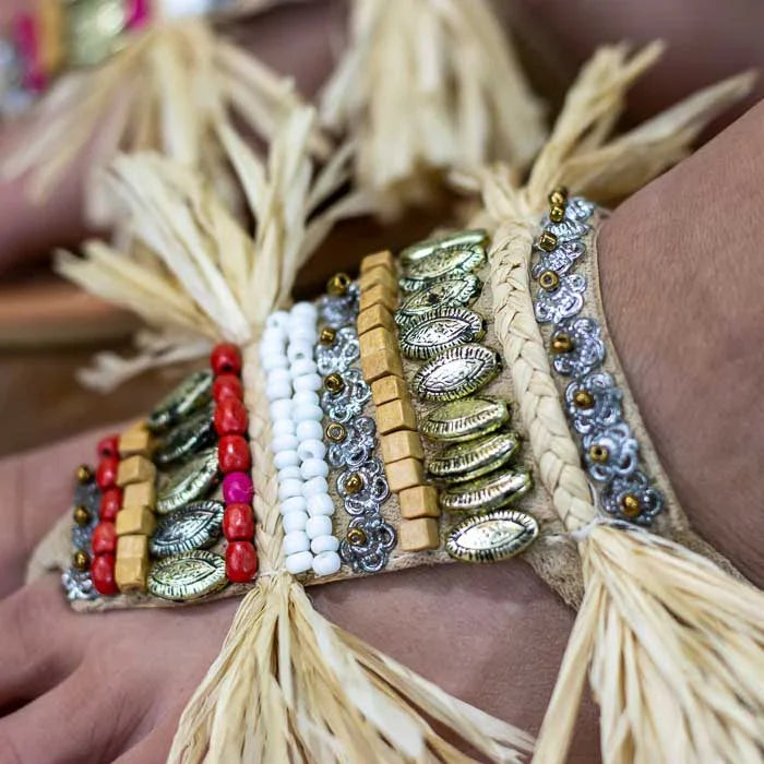 Calçado boho feito à mão na Indonésia com detalhes em material natural.