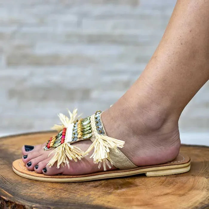 Sandália com estilo tropical e acabamento artesanal em fibras e miçangas.