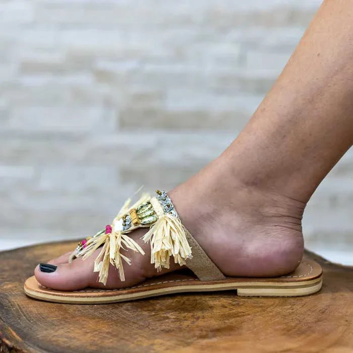 Produto feito à mão com toque étnico e design leve e confortável.