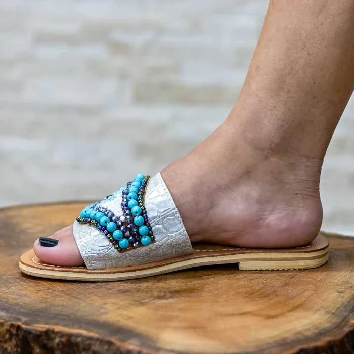 Produto balinês com aplicação manual de miçangas coloridas.