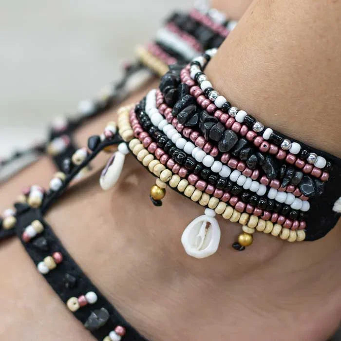 Sandália rústica e elegante feita por artesãos da Indonésia.