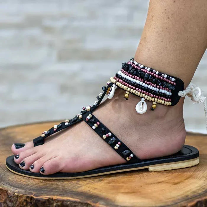 Sandália artesanal com inspiração praiana e alma tropical.