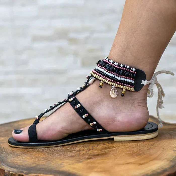 Calçado boho artesanal com detalhes tropicais e toque cultural.