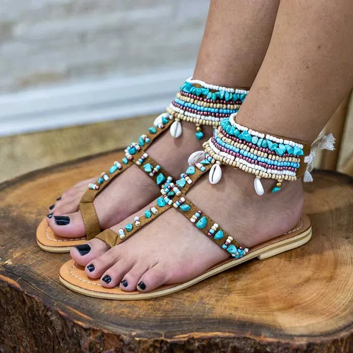 Sandália Derawan feita em Bali com acabamento artesanal em búzios e miçangas.
